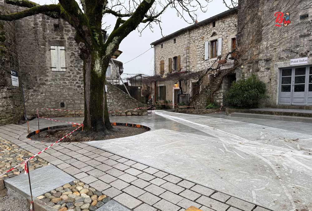 A Balazuc, la place du Portalas, un projet ambitieux mais imaginé sans les riverains. Une bétonisation à l'extrême.